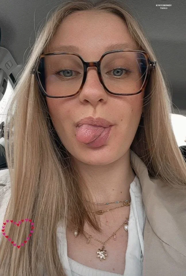 Une jeune Française, belle et sexy, s'exhibe image 13