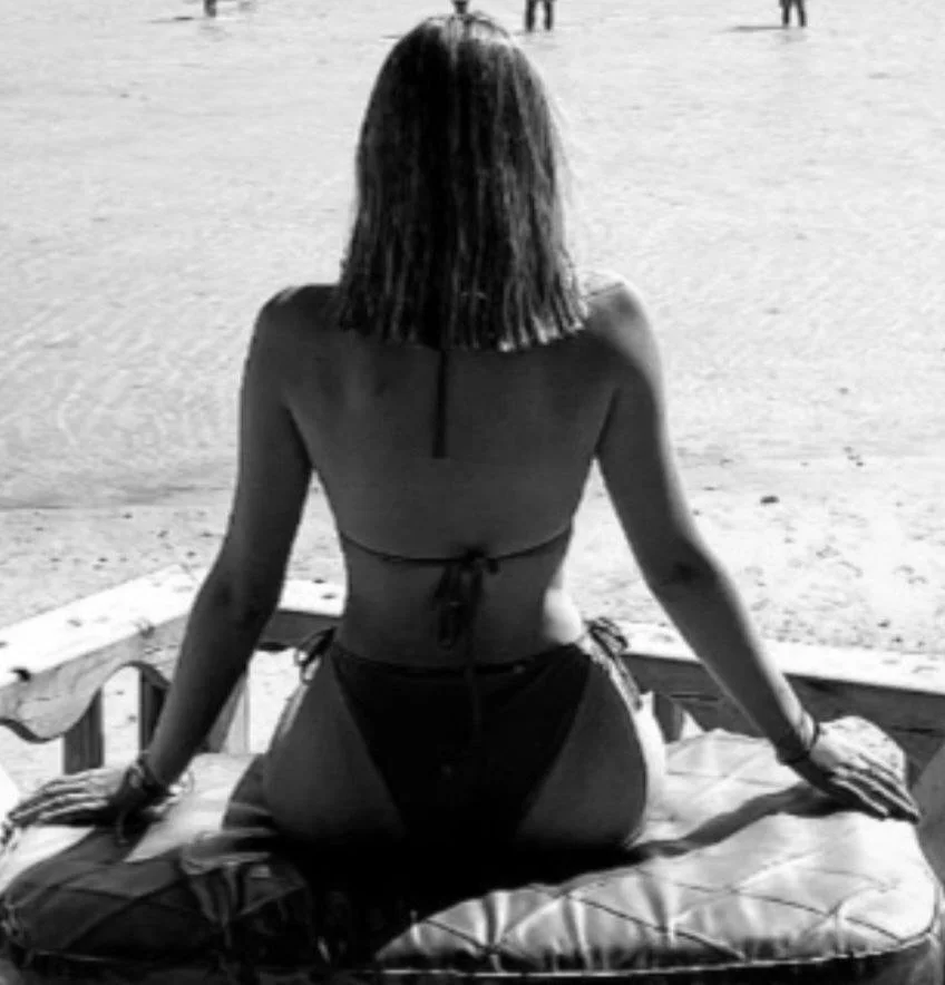 Une jeune Française, belle et sexy, s'exhibe image 2
