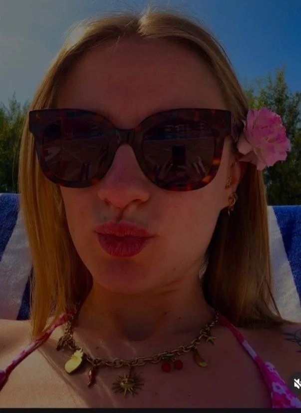 Une jeune Française, belle et sexy, s'exhibe image 3