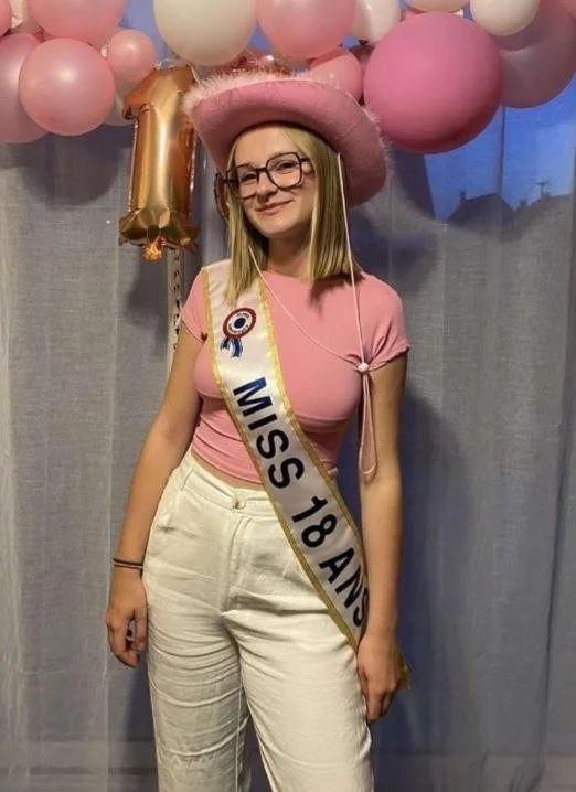 Une jeune Française, belle et sexy, s'exhibe image 5
