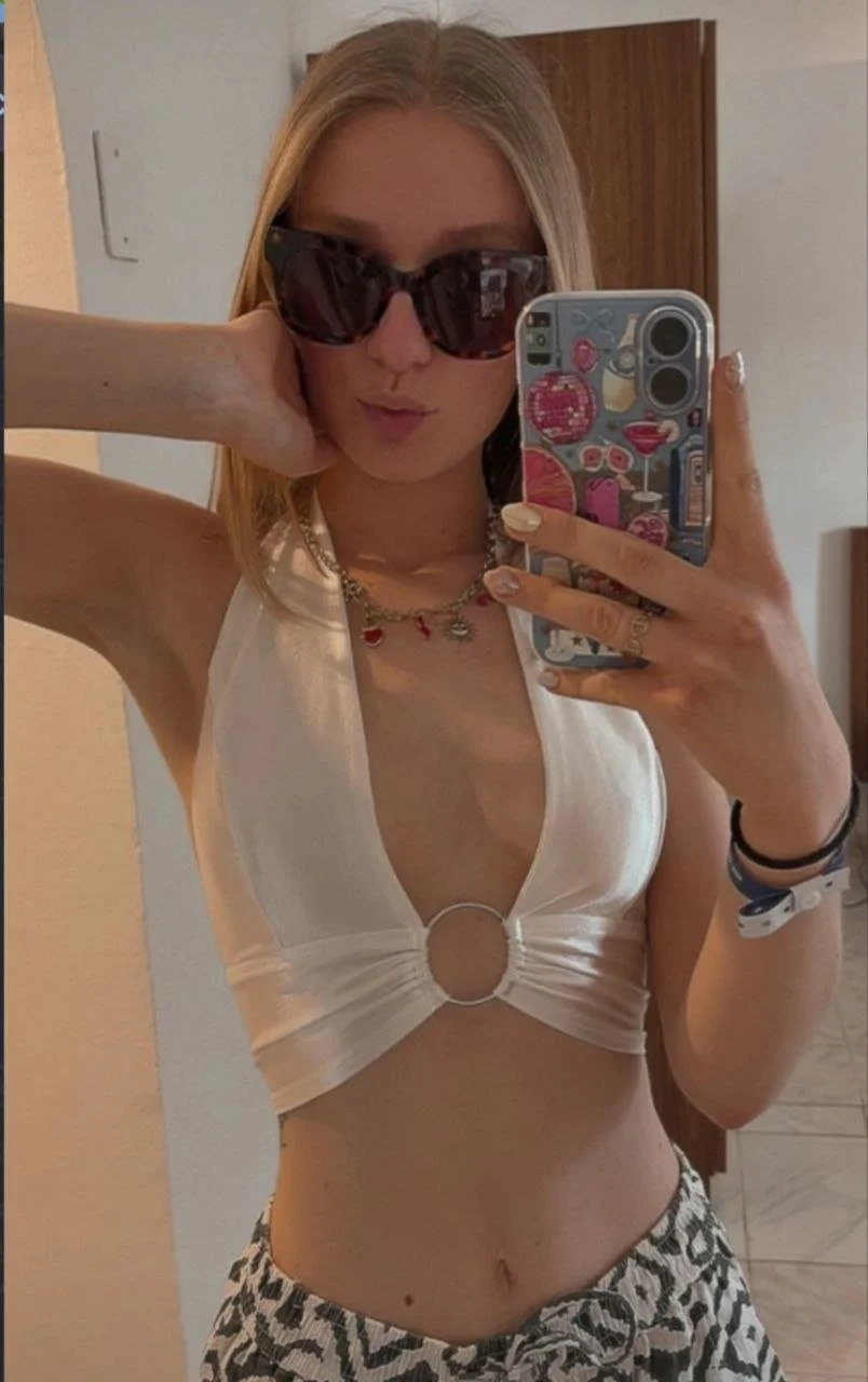 Une jeune Française, belle et sexy, s'exhibe image 7