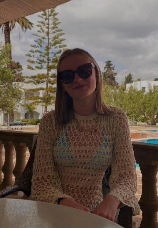 Une jeune Française, belle et sexy, s'exhibe image 9