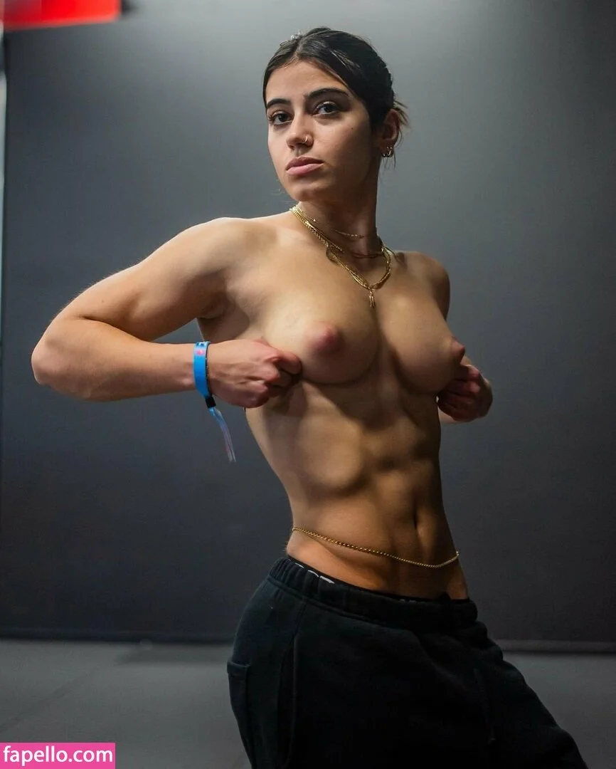 Muscle mommy Sara saffari image 12