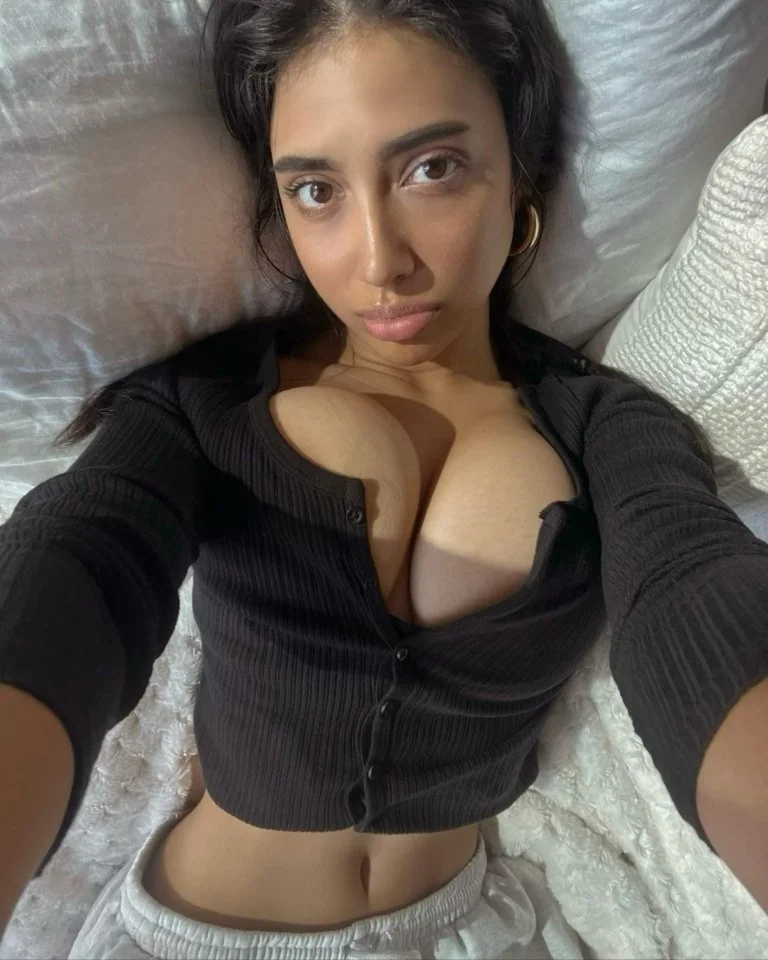busty instragram babe image 27