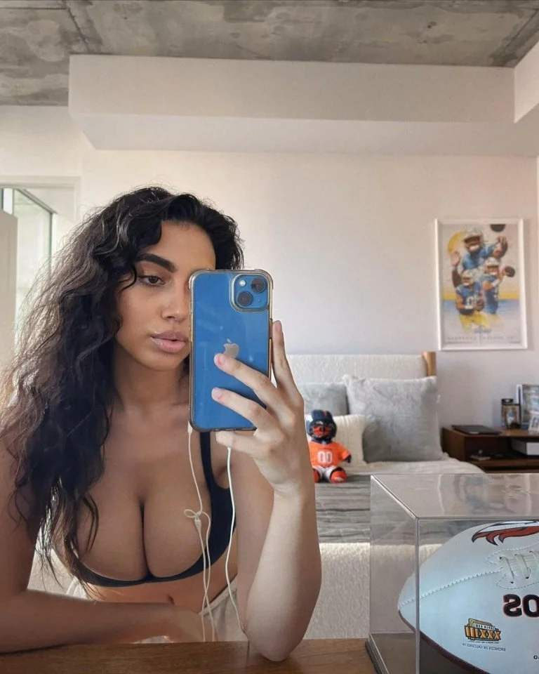 busty instragram babe image 35