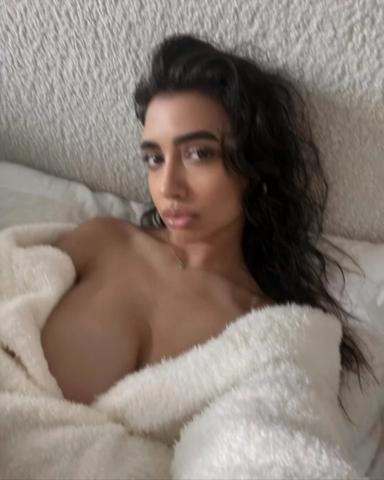 busty instragram babe image 4