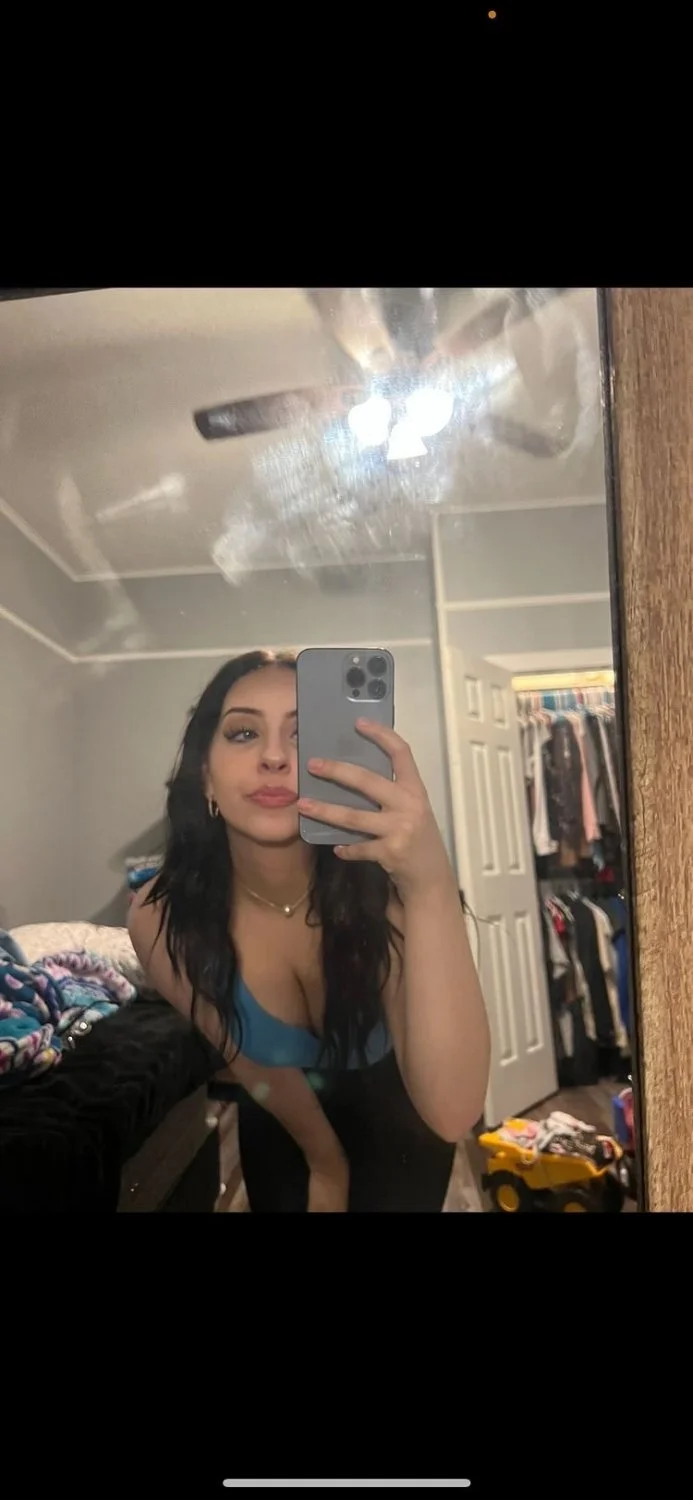 Cheating whore sending nudes to random guys image 8
