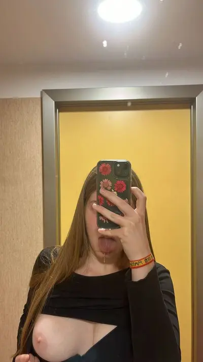 Novinha-loira-foi-vazada-muito- gostosa cover image