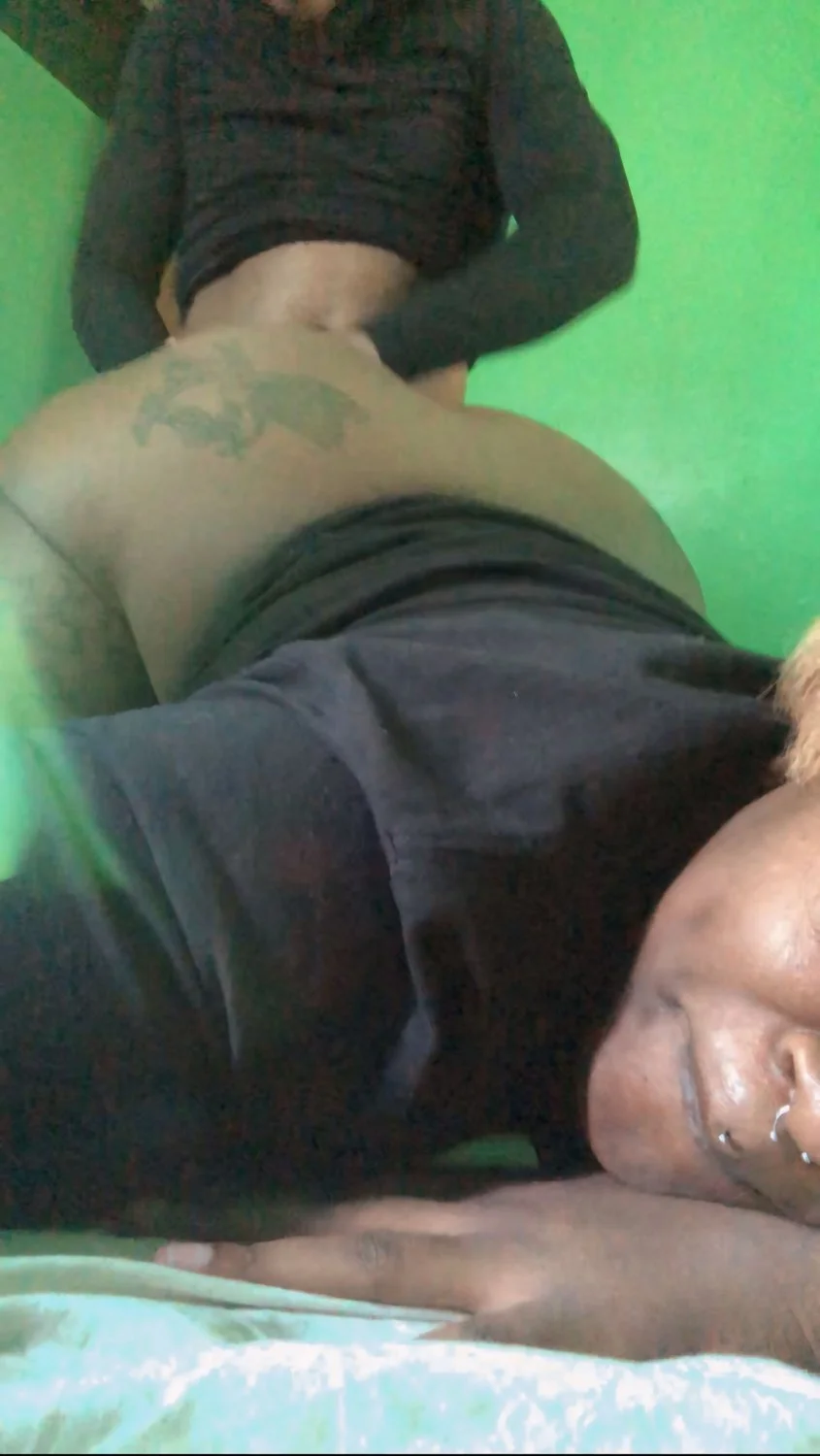 Tip toed ha big booty ahh 😍 image 2