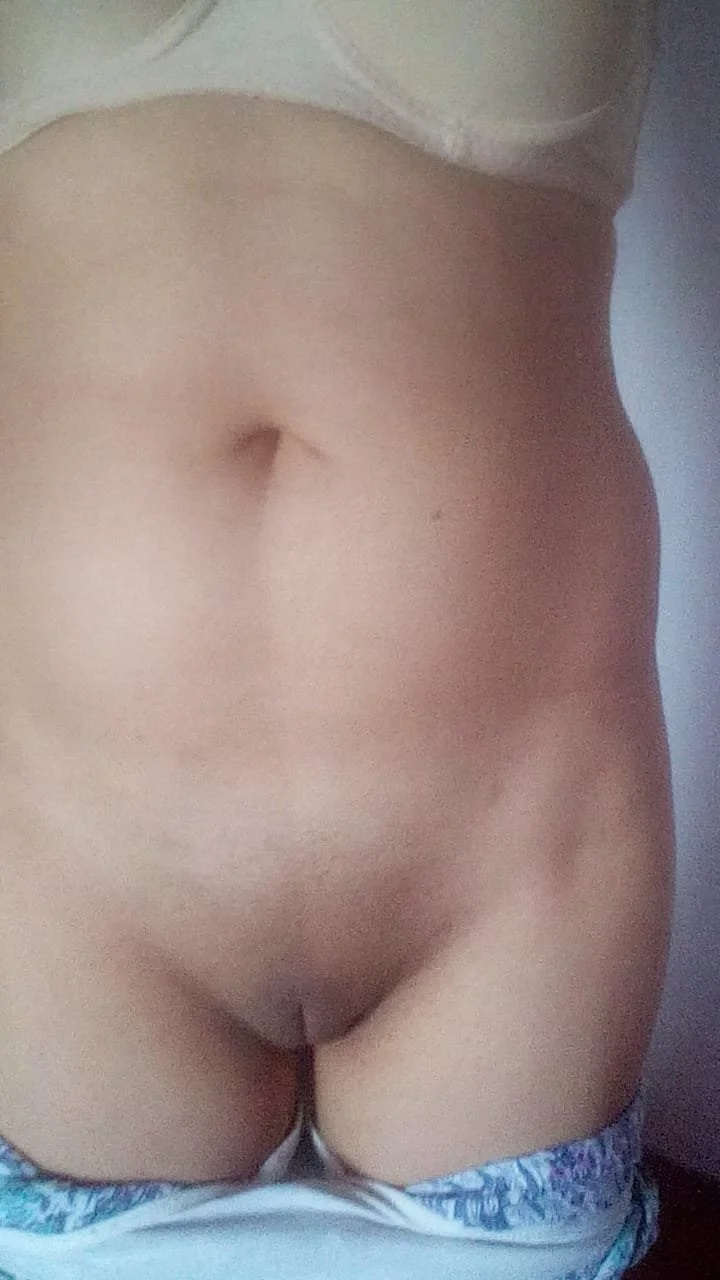 Mi flaquita siempre mojada, me muestra su rica vagina húmeda image 8