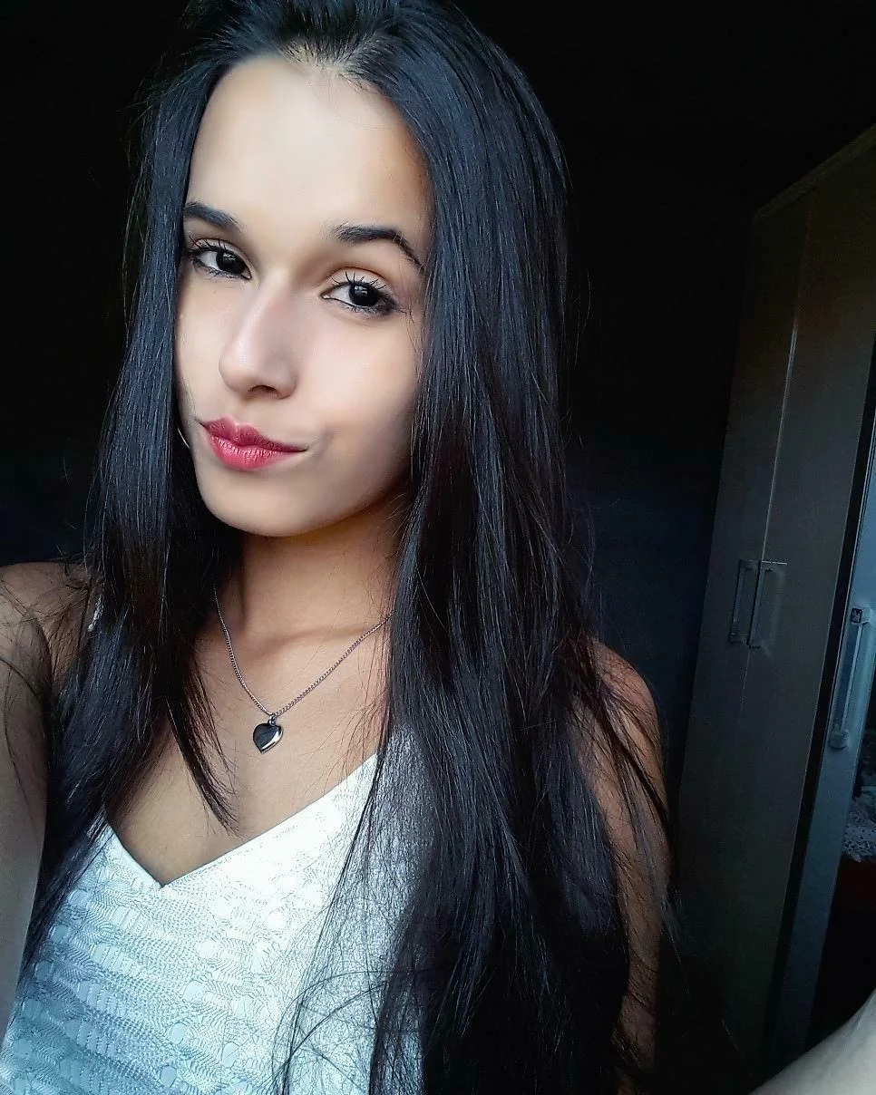 Jessica novinha caindo de boca na rola main image