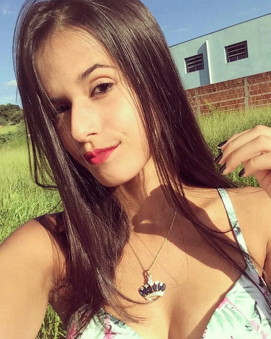 Jessica novinha caindo de boca na rola image 3