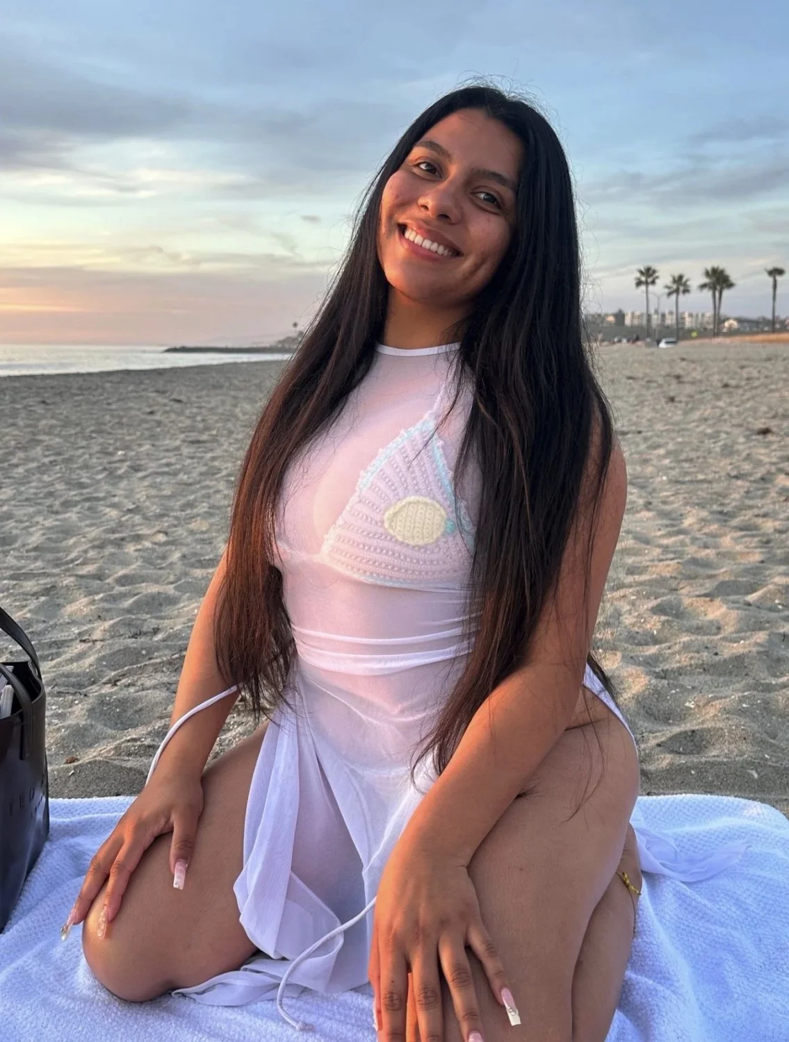 Slutty Muslim likes showing off her ass and tits image 2