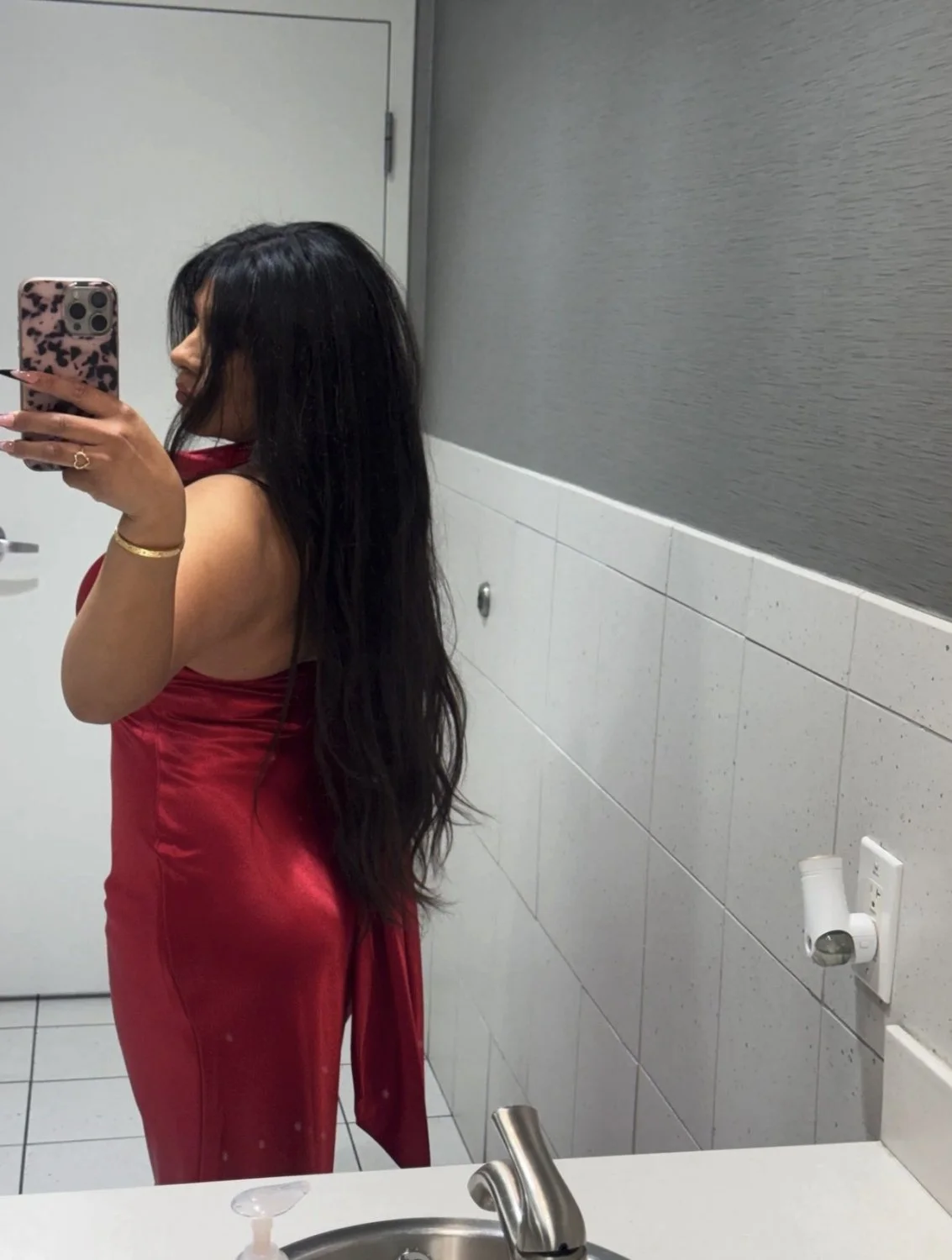 Slutty Muslim likes showing off her ass and tits image 3