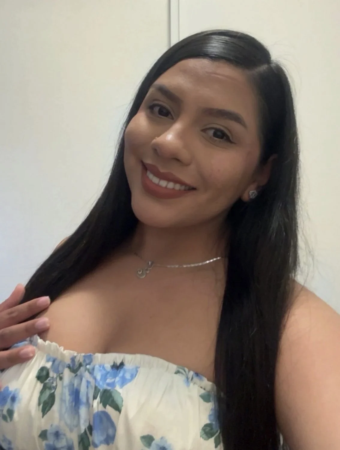 Slutty Muslim likes showing off her ass and tits image 5