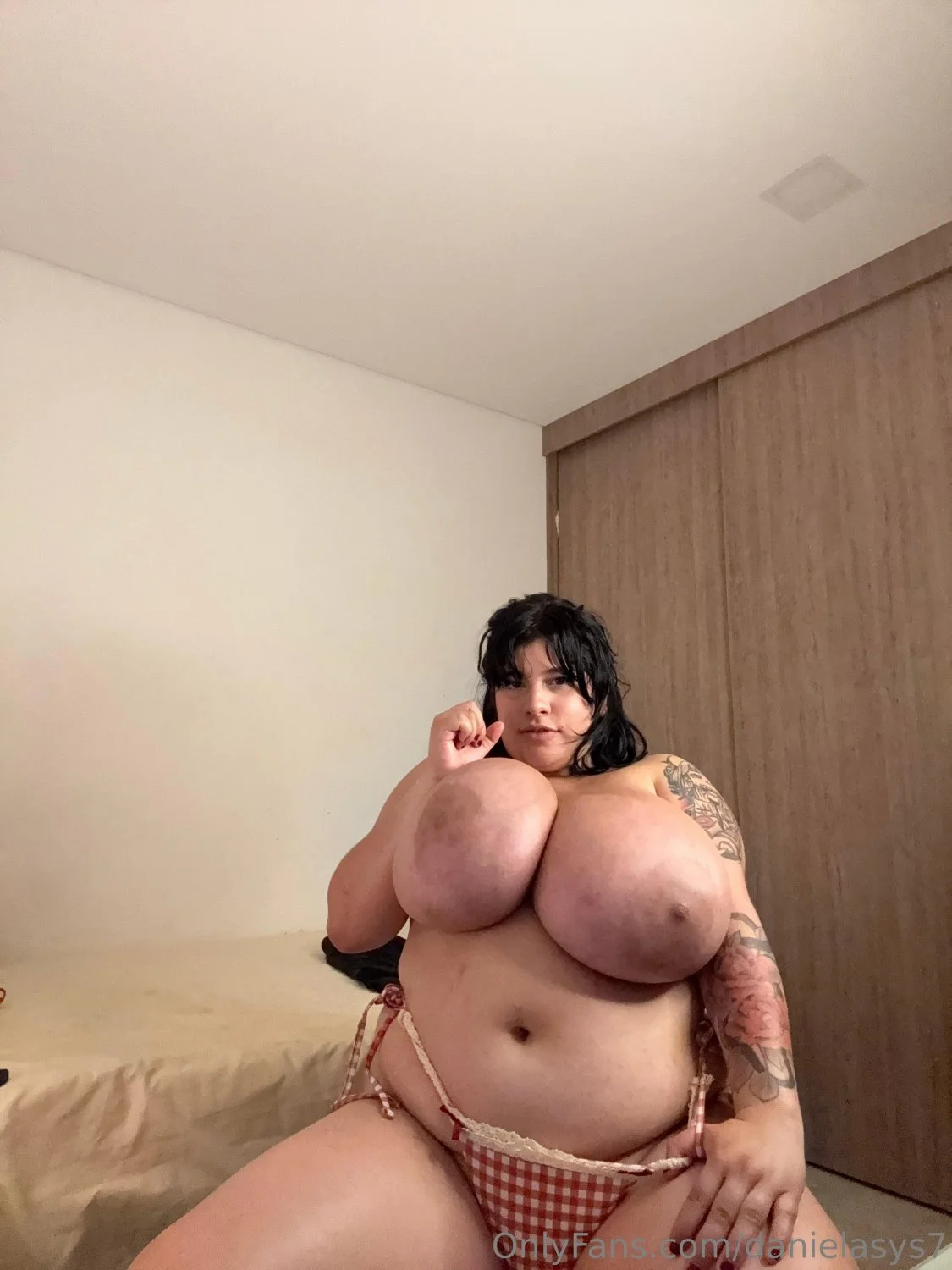 Veneca tetona muestra sus hermosas ubres image 8