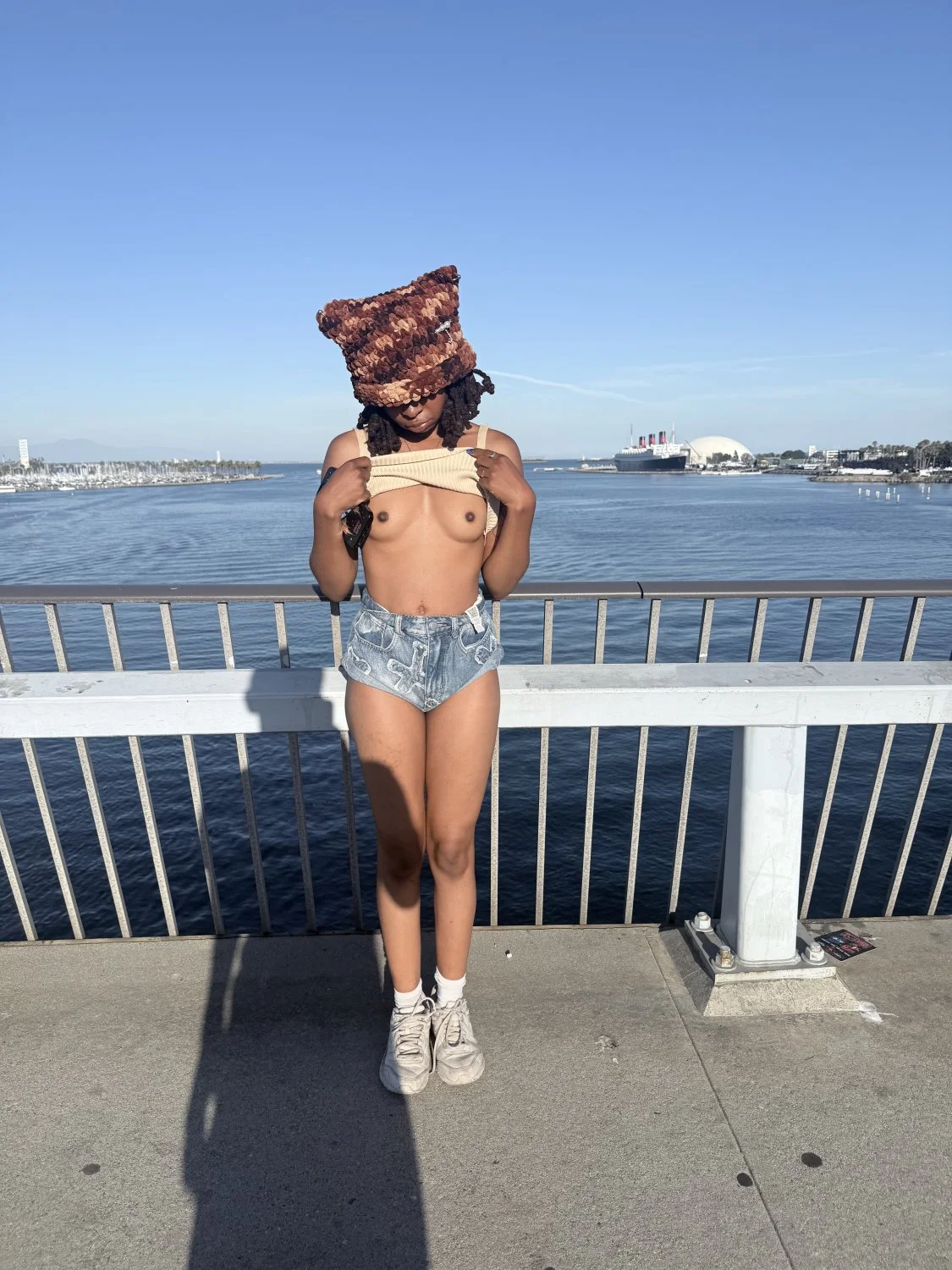 Ebony webslut sells pussy on bridge in Long Beach image 6