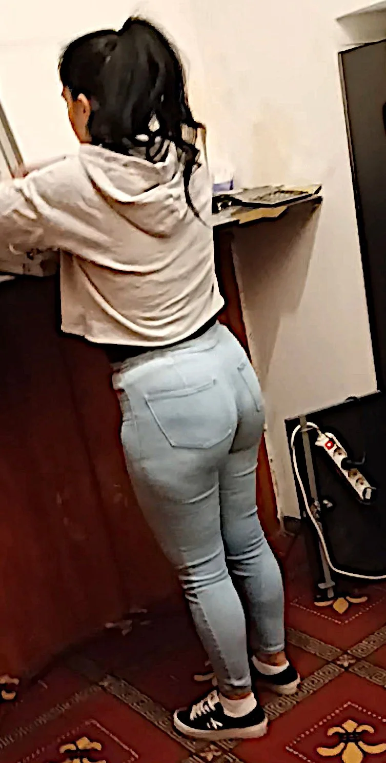 Spy on my cousins sexy ass in tight jeans voyeur image 5