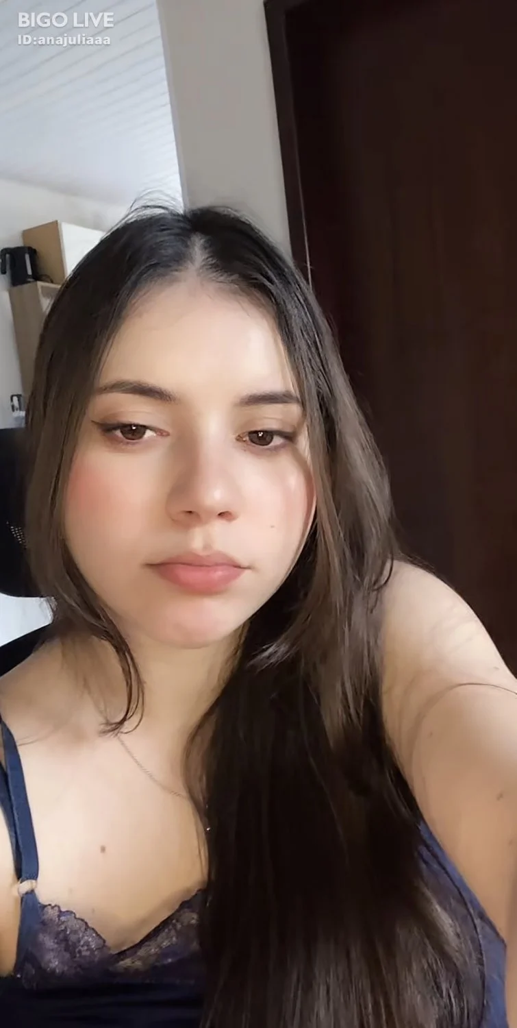 AnaJulia Bigo Live image 3