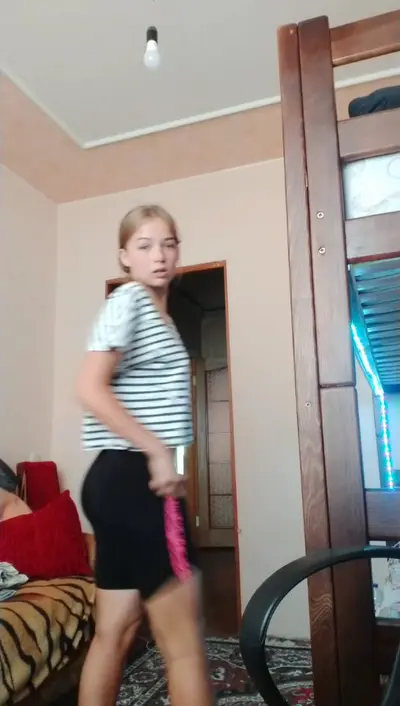 Novinha loirinha bonitinha mas ordinária fazendo live instigando os tarados cover image