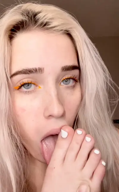 ما¡v¡η¡Λ 🦶🏻👅 cover image