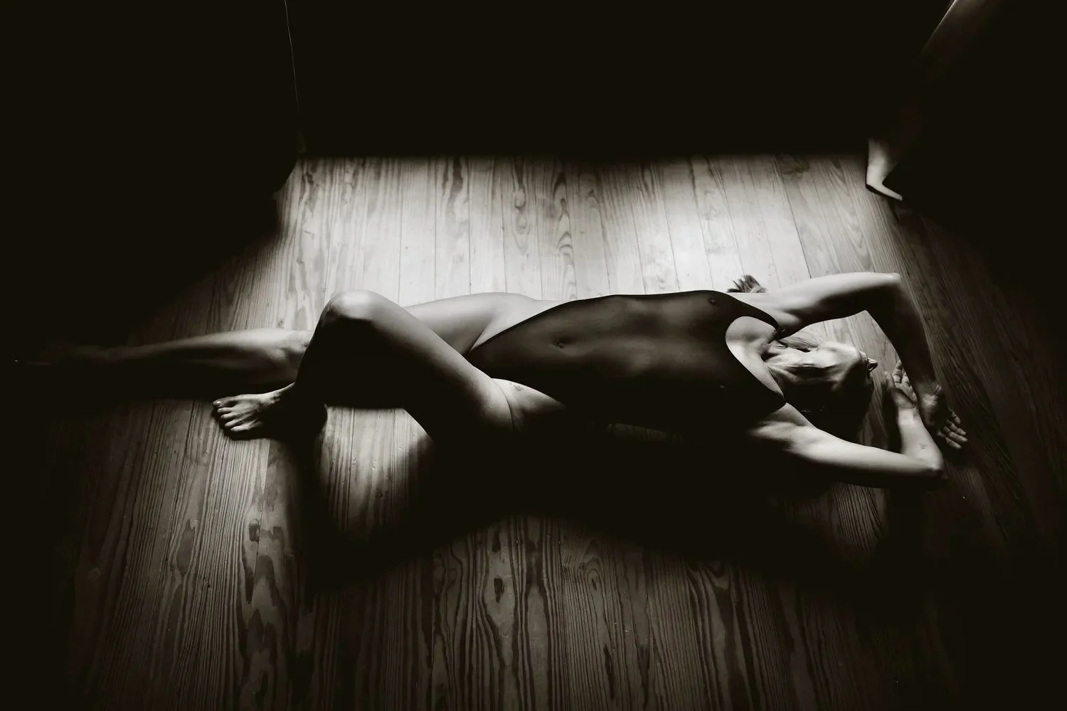 Bubbly blonde boudoir image 23