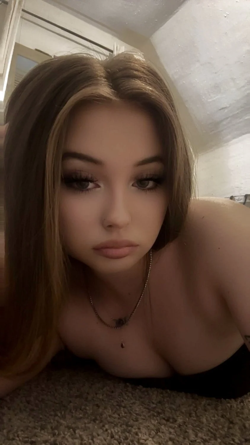 Hottie selena main image