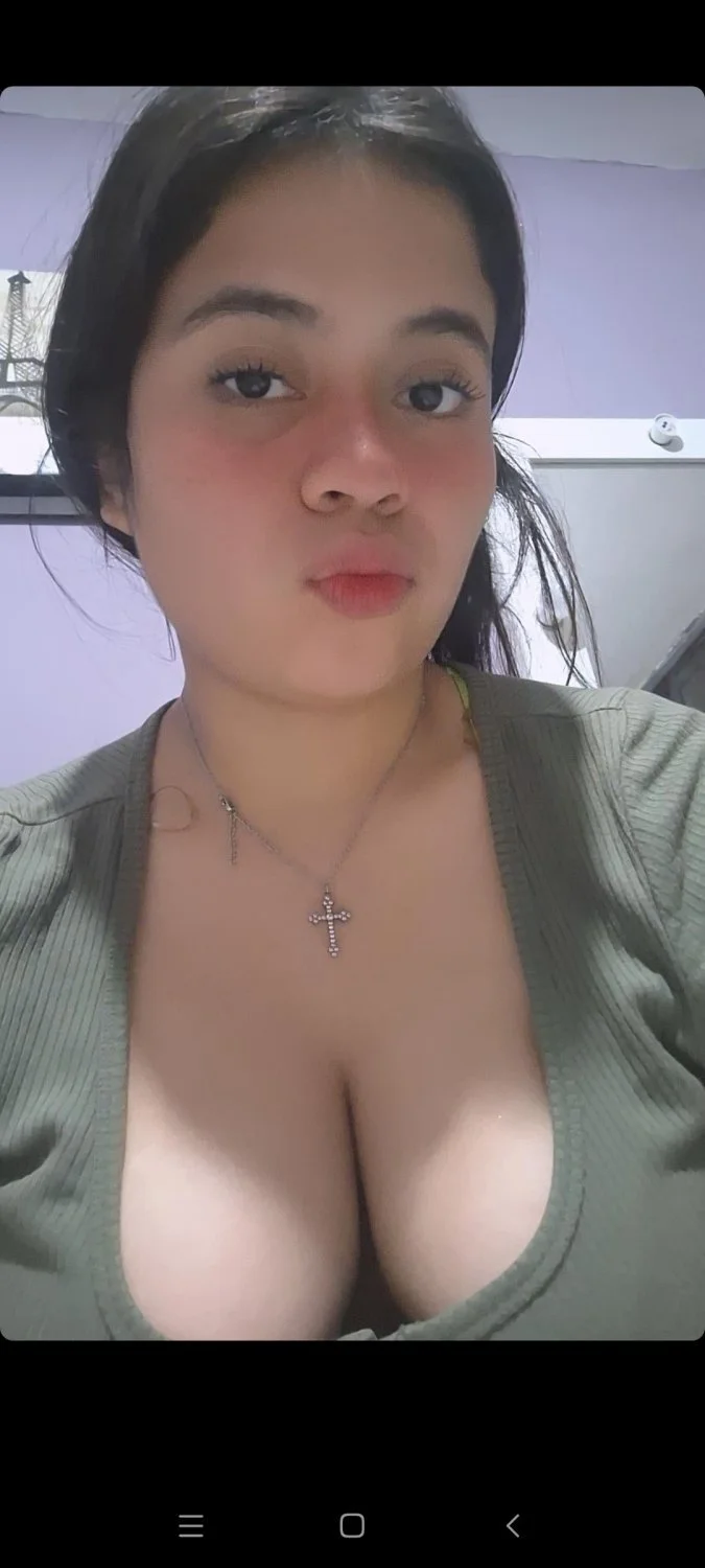La novia de mi amigo me chupa la verga y me la cojo image 2
