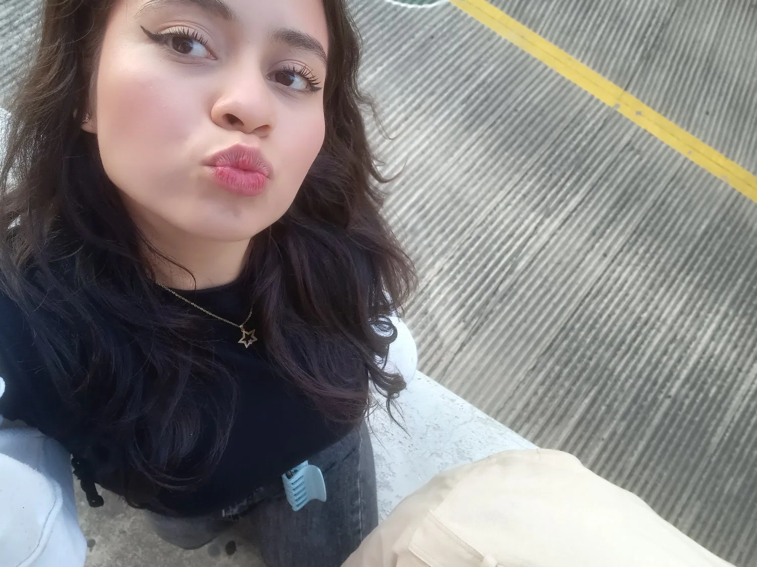 La novia de mi amigo me chupa la verga y me la cojo image 4