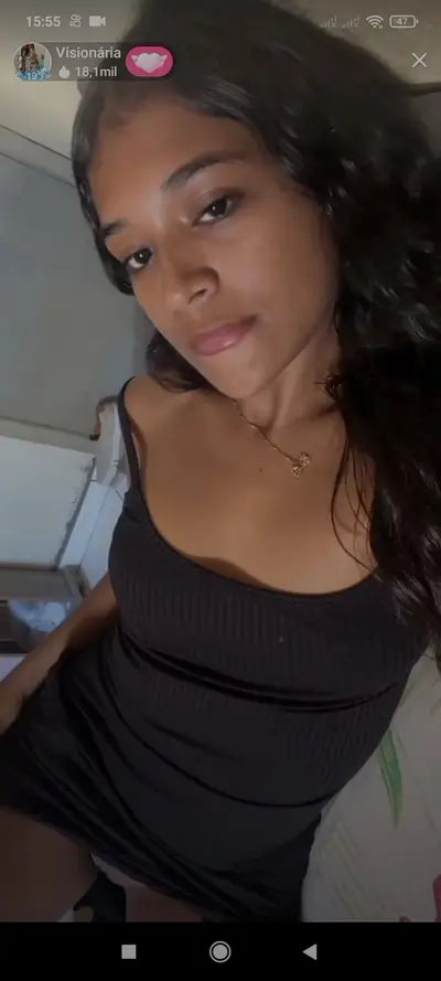 Gostosa sem calcinha na live do kwai cover image