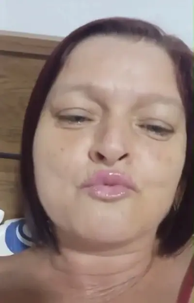 Coroa vazada gozando na siririca - ficou toda melada cover image