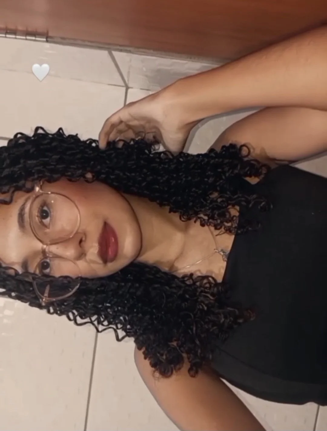 Vazou fotos e vídeo da novinha cacheada gostosa mostrando os peitinhos e batendo siririca image 5