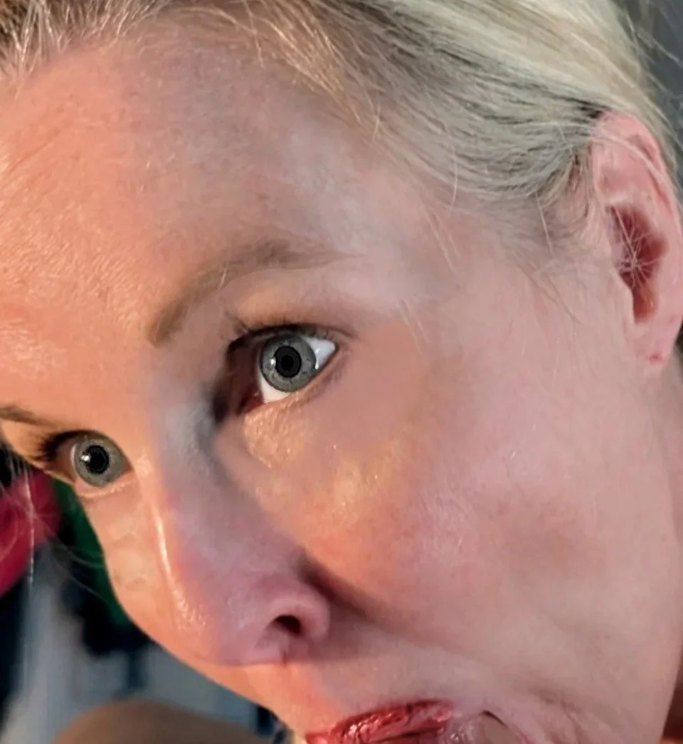 Wife sucked his cock until he exploded in her mouth image 1