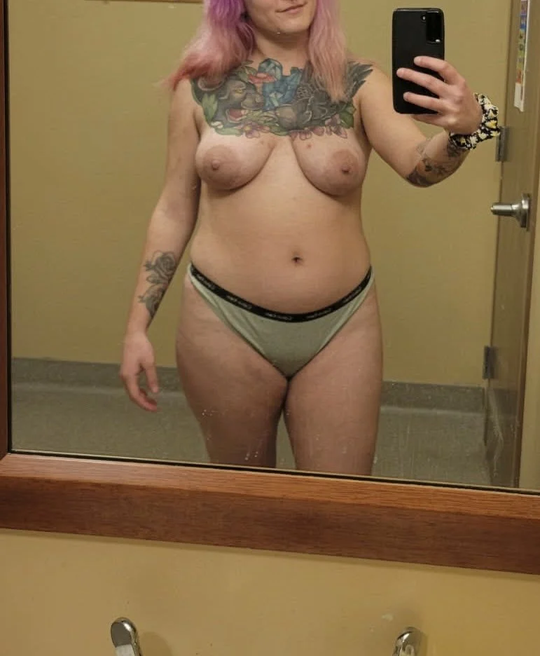 Amateur emo girlfriend gets her ass and mouth fucked image 1