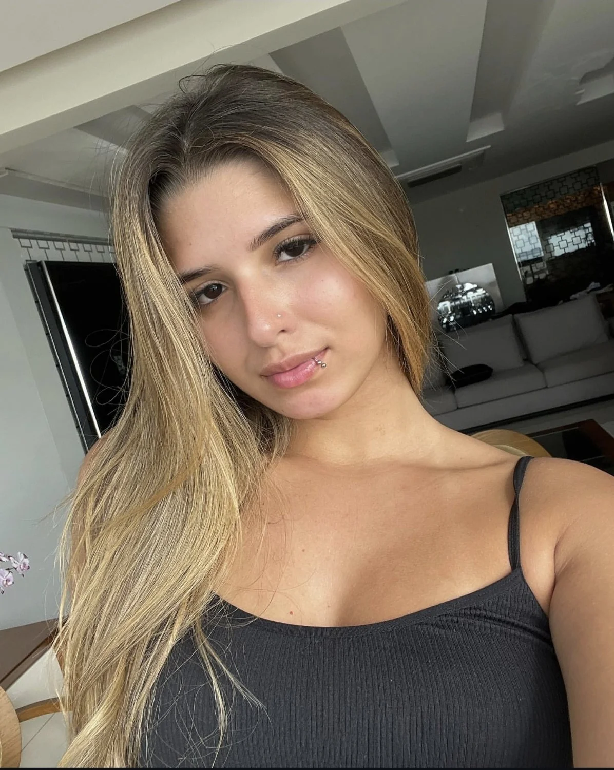Novinha safada do insta mostrou o peito gostoso e foi vazada!! vazou, vazados, erome, amador main image