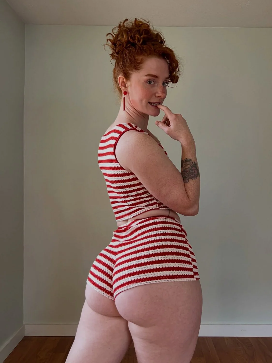Exquisite redhead image 5