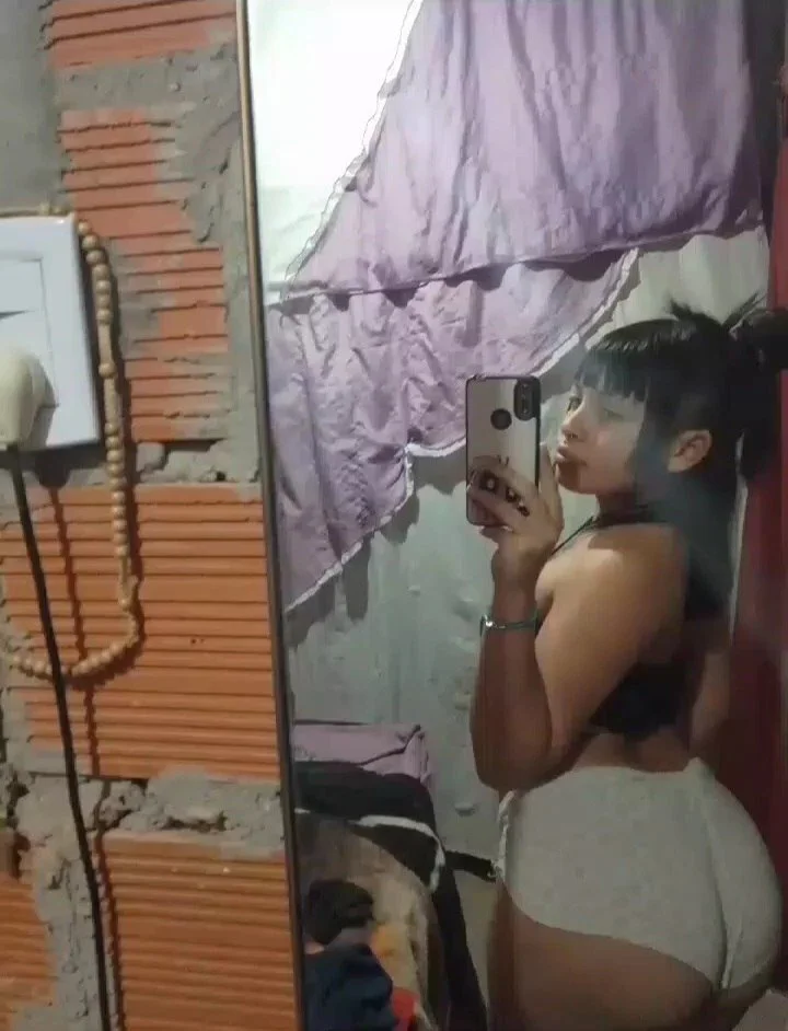 Pendeja Argentina morocha culona rica petera mamando verga a su novio tetona morenita image 5