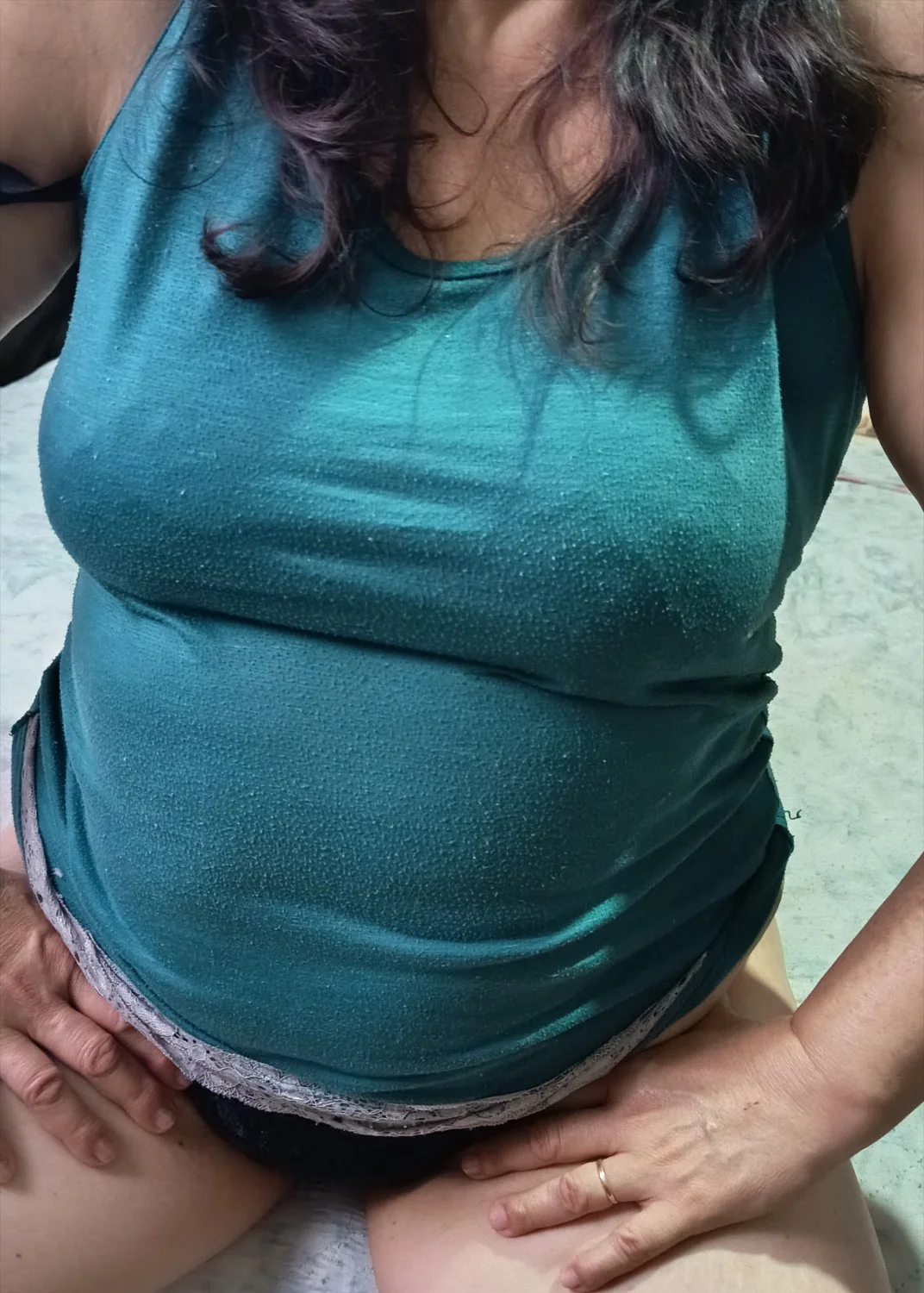 Minha esposa gostosa rabuda distraída aqui em casa image 3