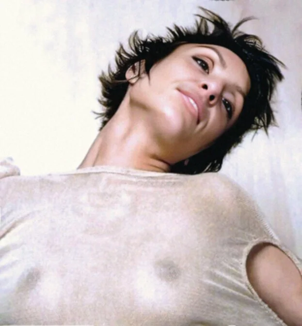 Tight MILF Wendy image 5