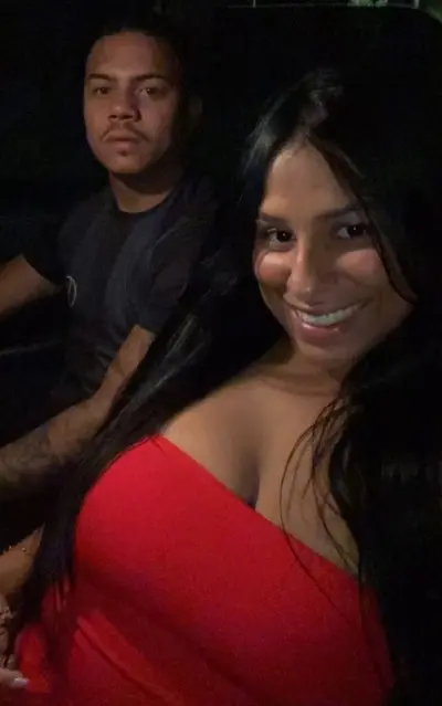 MOrena novinha boazuda foi vazada pelo ex namorado! putinha caiu na net mamando e fudendo cover image