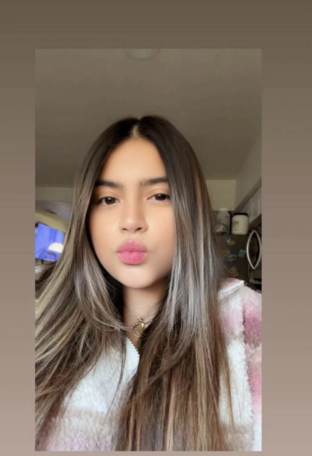 thick latina ana fucking her self with the brush image 1