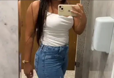 Novinha batendo siririca no banheiro do shopping cover image