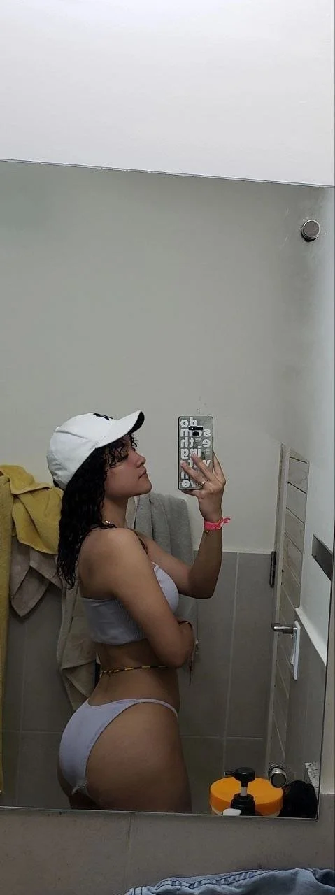 Dalila Latina Flaca Colocha culona sexy cojiendo de perrito con su cita de tinder image 4