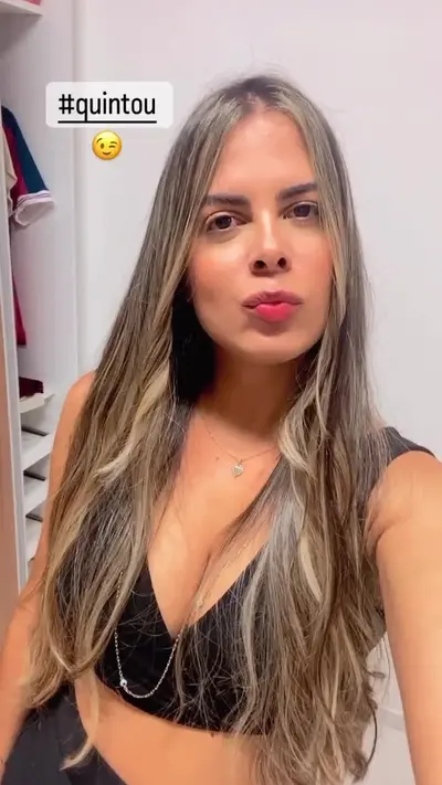 Novinha linda pelada em fotos caseiras cover image