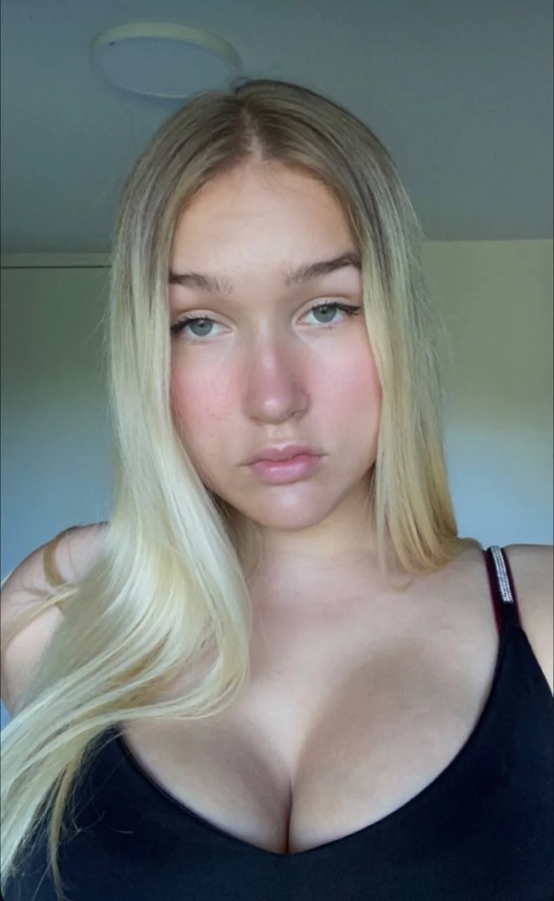 Finnish influencer Elina Pakanen and her big tits image 3