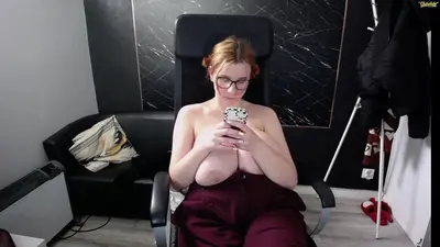 L1ttleV1cki taking selfies cover image