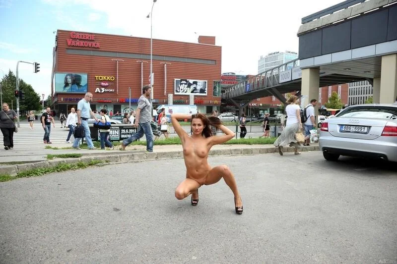 Only One Naked 10 image 32