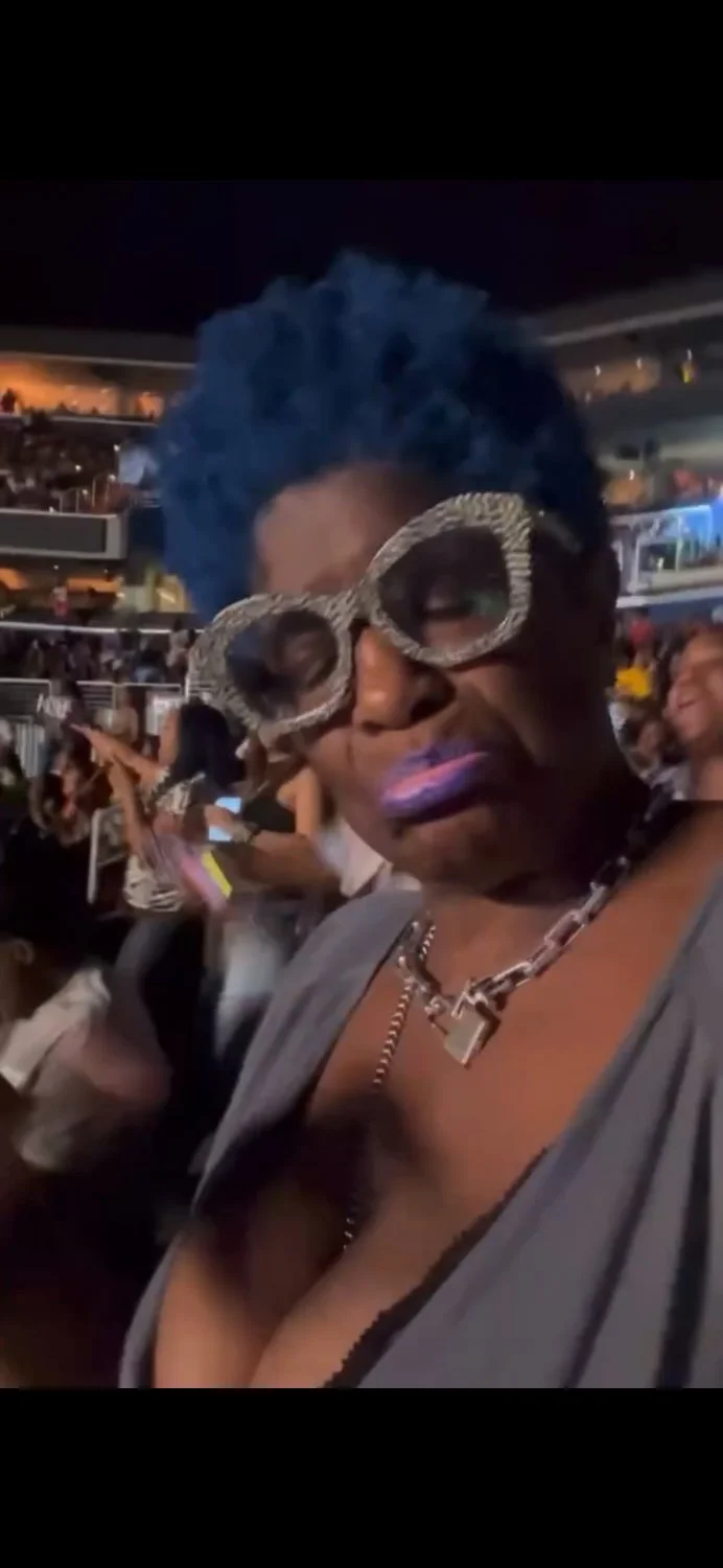 Ebony mature huge tits sagging and concert main image