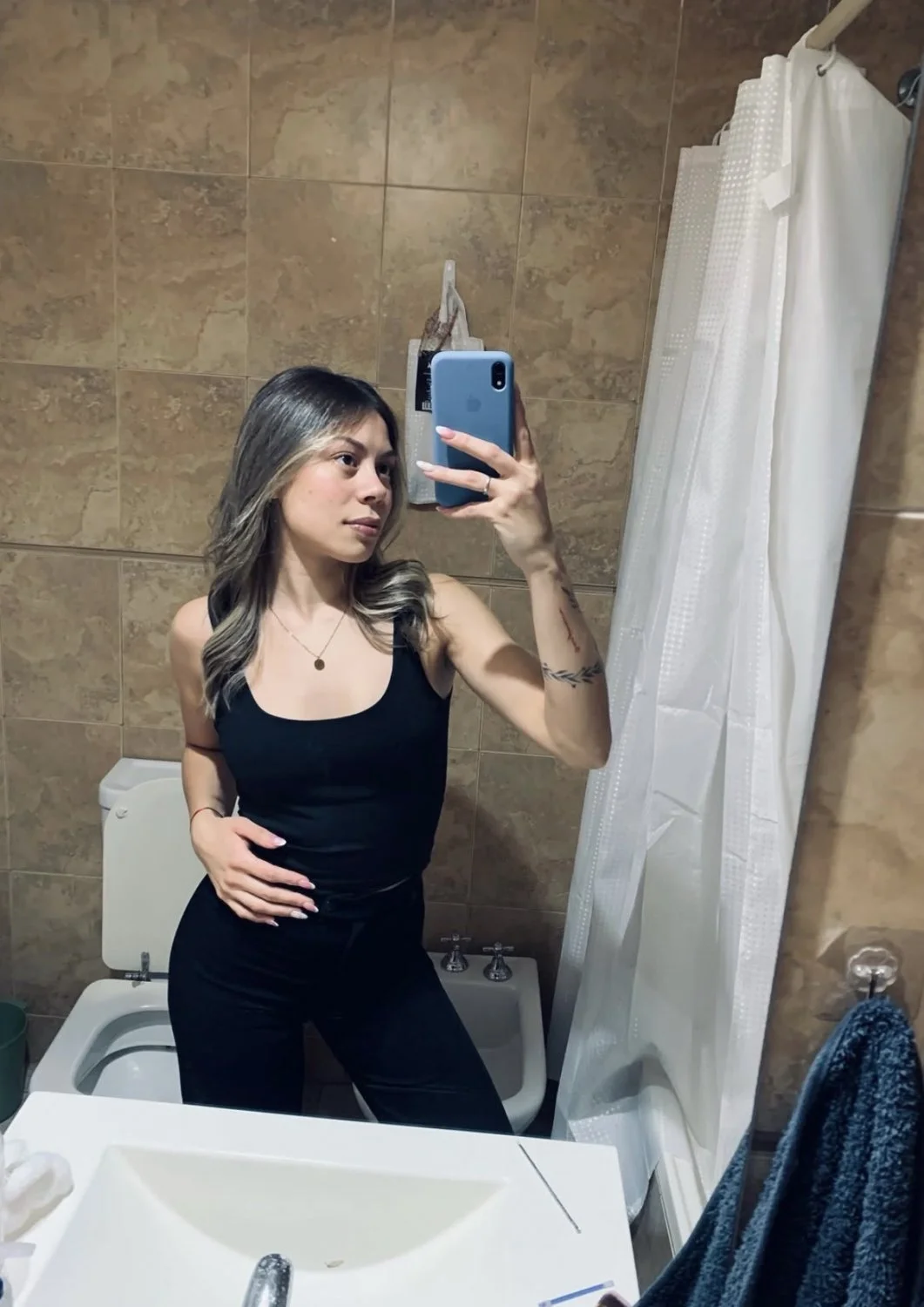 Trola Argentina rubia hermosa flaca sexy rico culo de instagram image 5