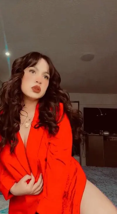 Jovencita presume sus nalgas cover image